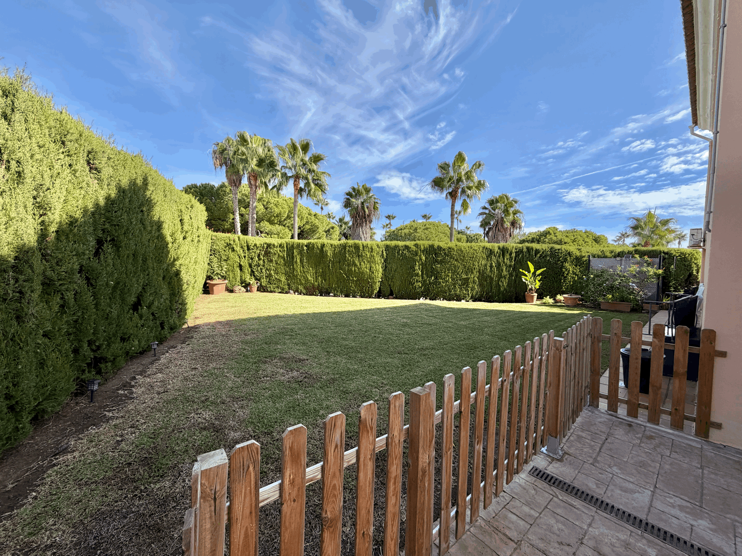 Beautiful semi-detached house with private garden just a few meters from the beach in Alcaidesa
