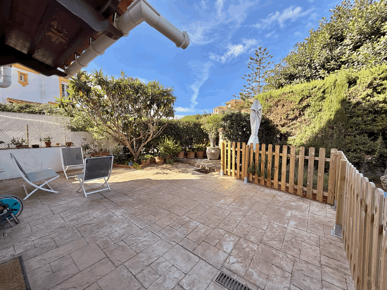 Beautiful semi-detached house with private garden just a few meters from the beach in Alcaidesa