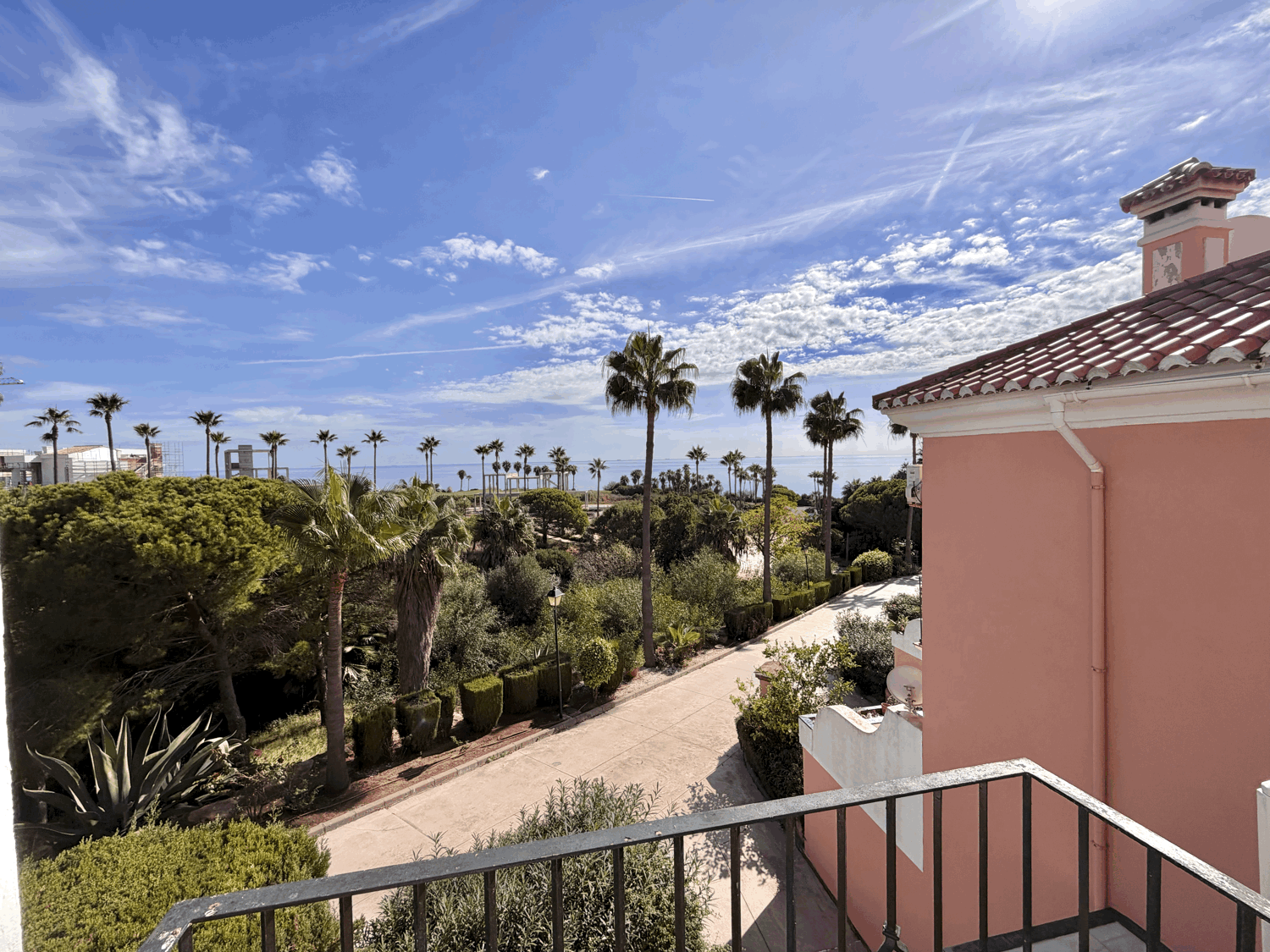 Beautiful semi-detached house with private garden just a few meters from the beach in Alcaidesa