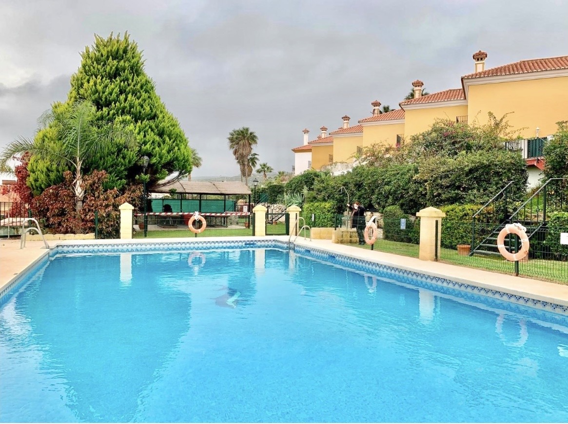 Beautiful semi-detached house with private garden just a few meters from the beach in Alcaidesa