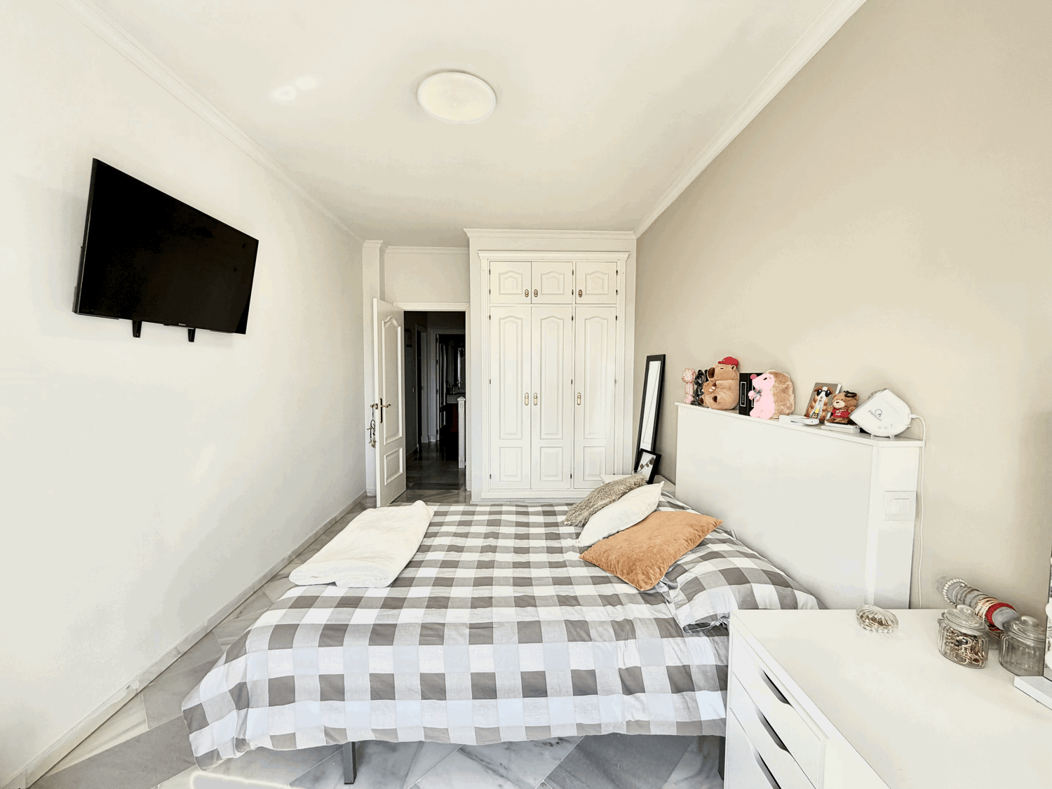 Beautiful semi-detached house with private garden just a few meters from the beach in Alcaidesa