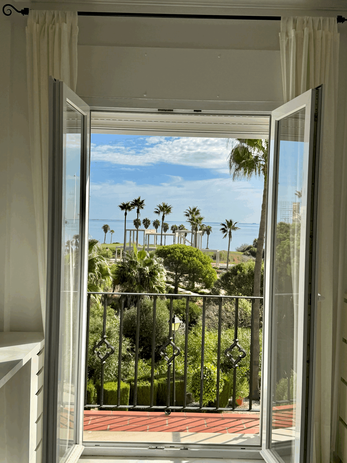 Beautiful semi-detached house with private garden just a few meters from the beach in Alcaidesa