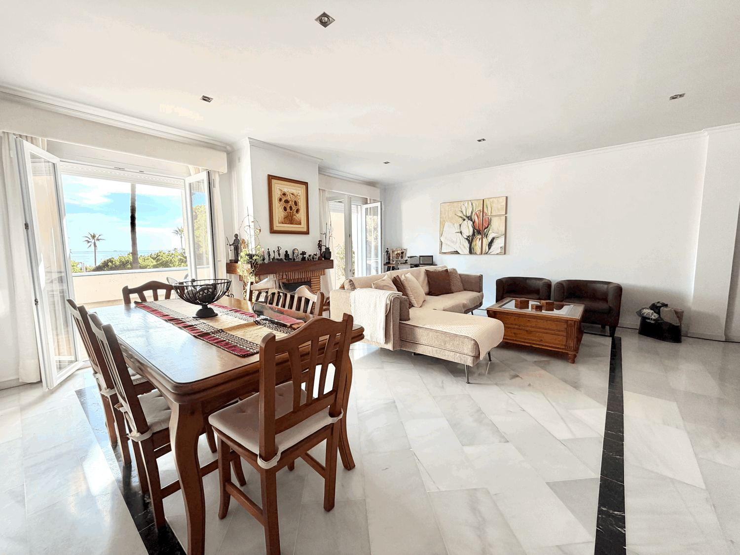 Beautiful semi-detached house with private garden just a few meters from the beach in Alcaidesa