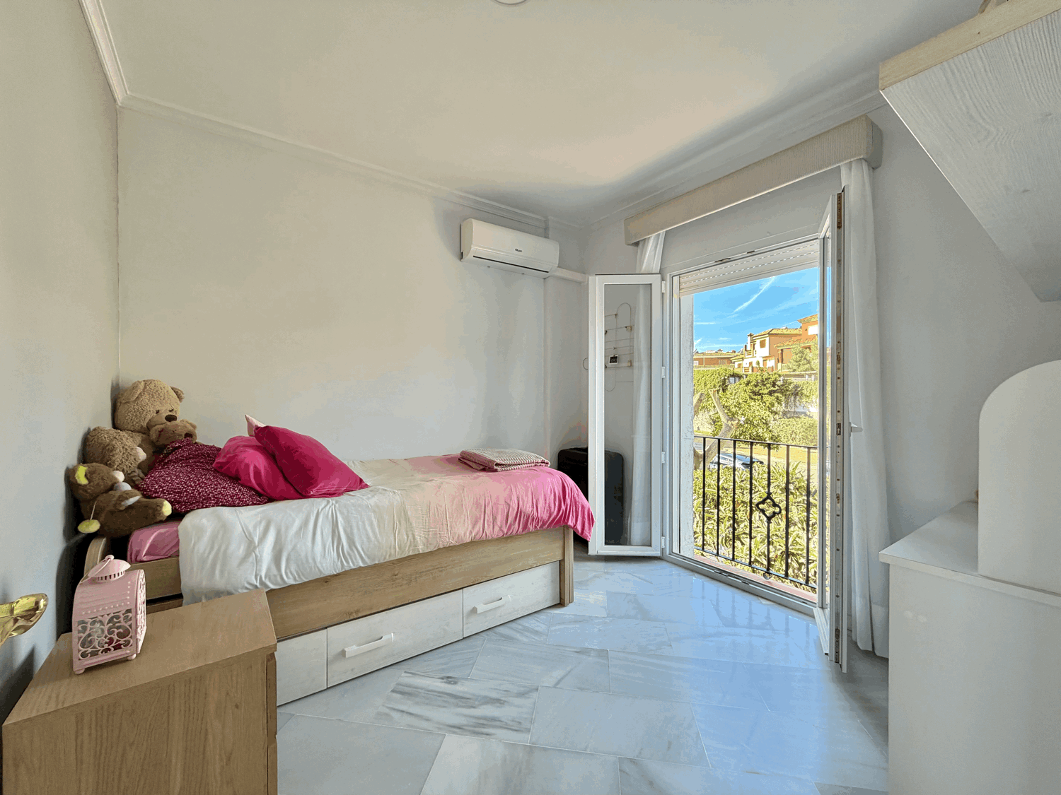 Beautiful semi-detached house with private garden just a few meters from the beach in Alcaidesa