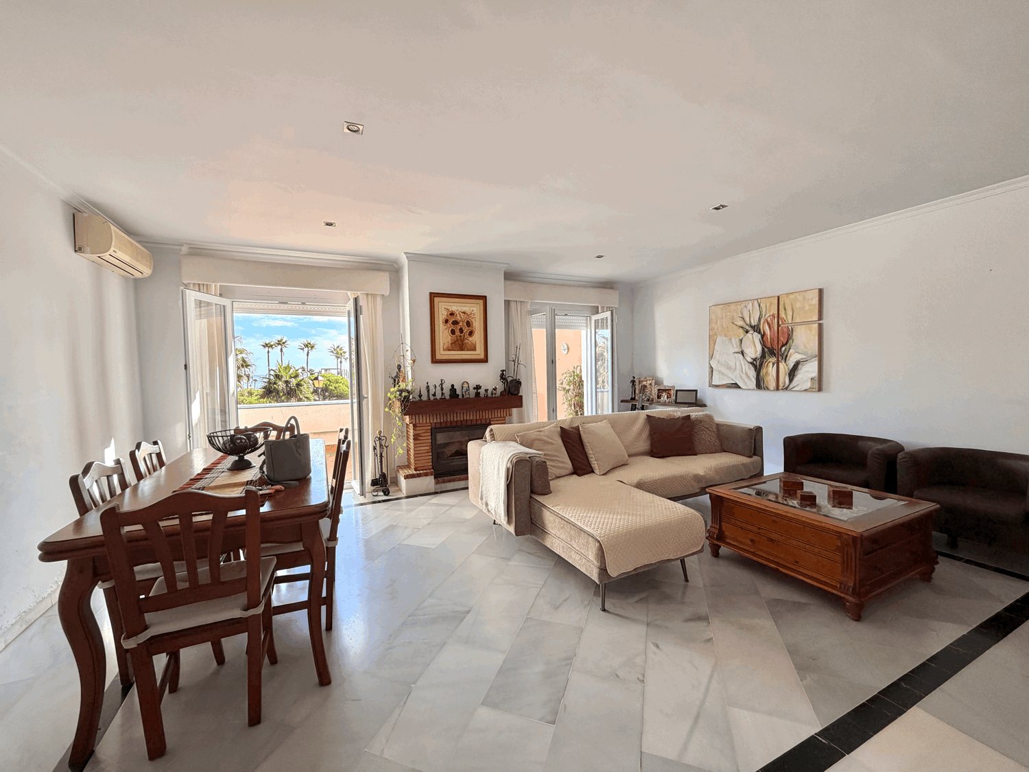 Beautiful semi-detached house with private garden just a few meters from the beach in Alcaidesa