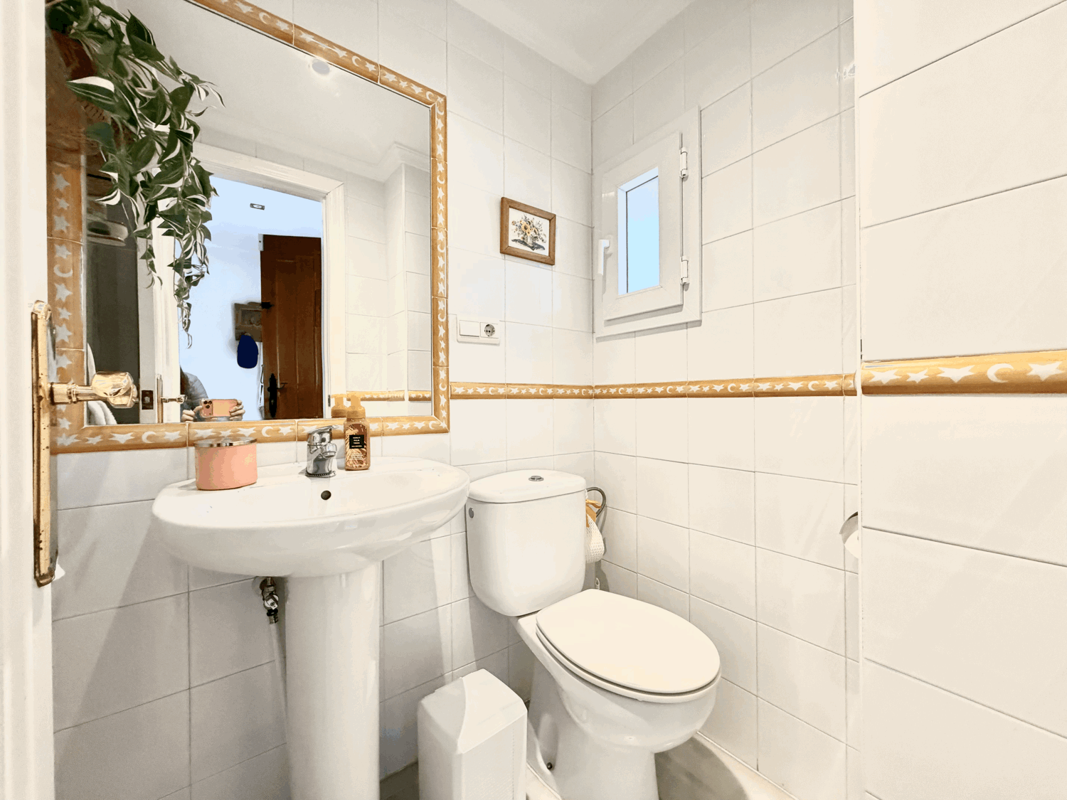 Beautiful semi-detached house with private garden just a few meters from the beach in Alcaidesa