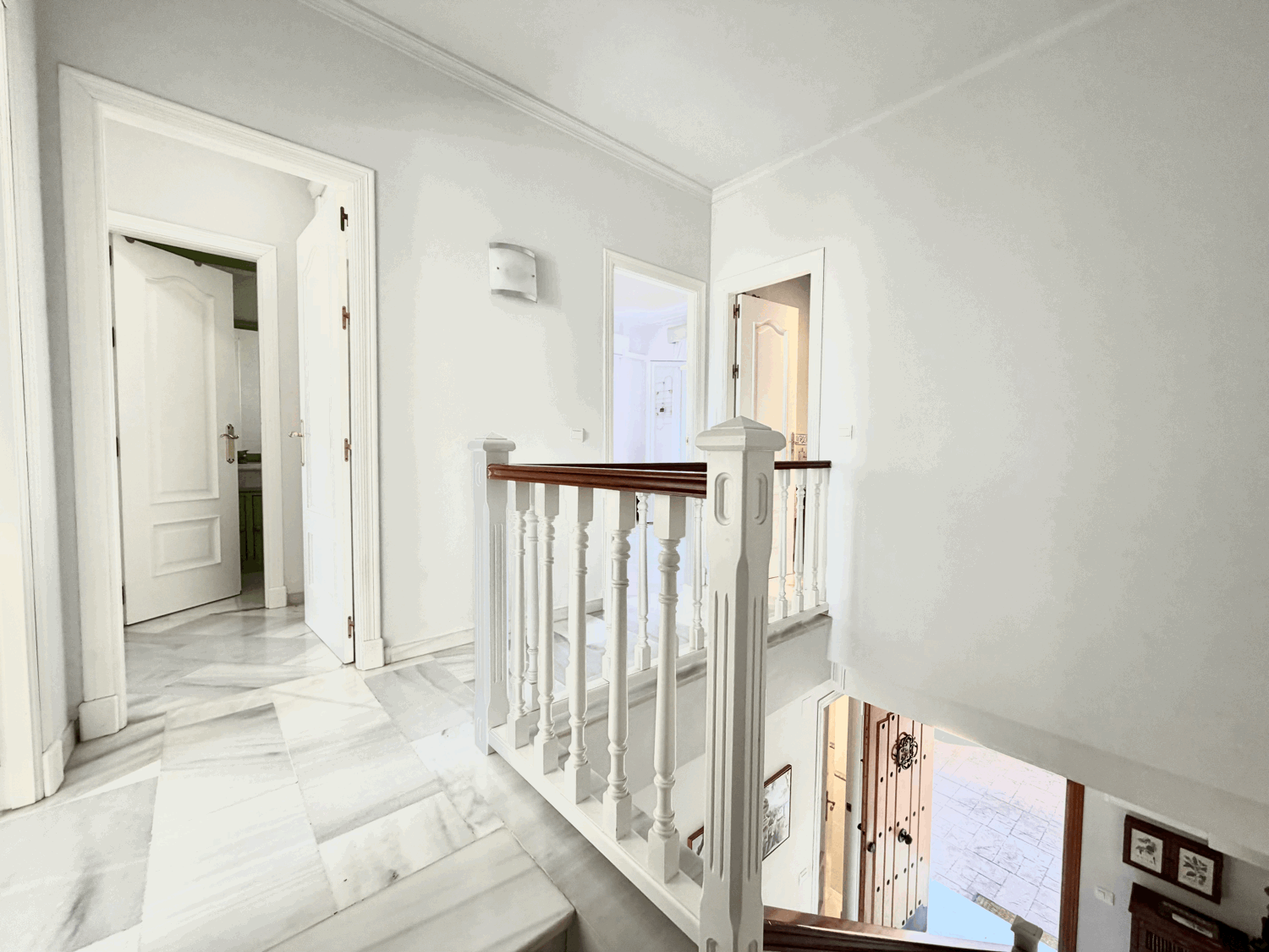 Beautiful semi-detached house with private garden just a few meters from the beach in Alcaidesa