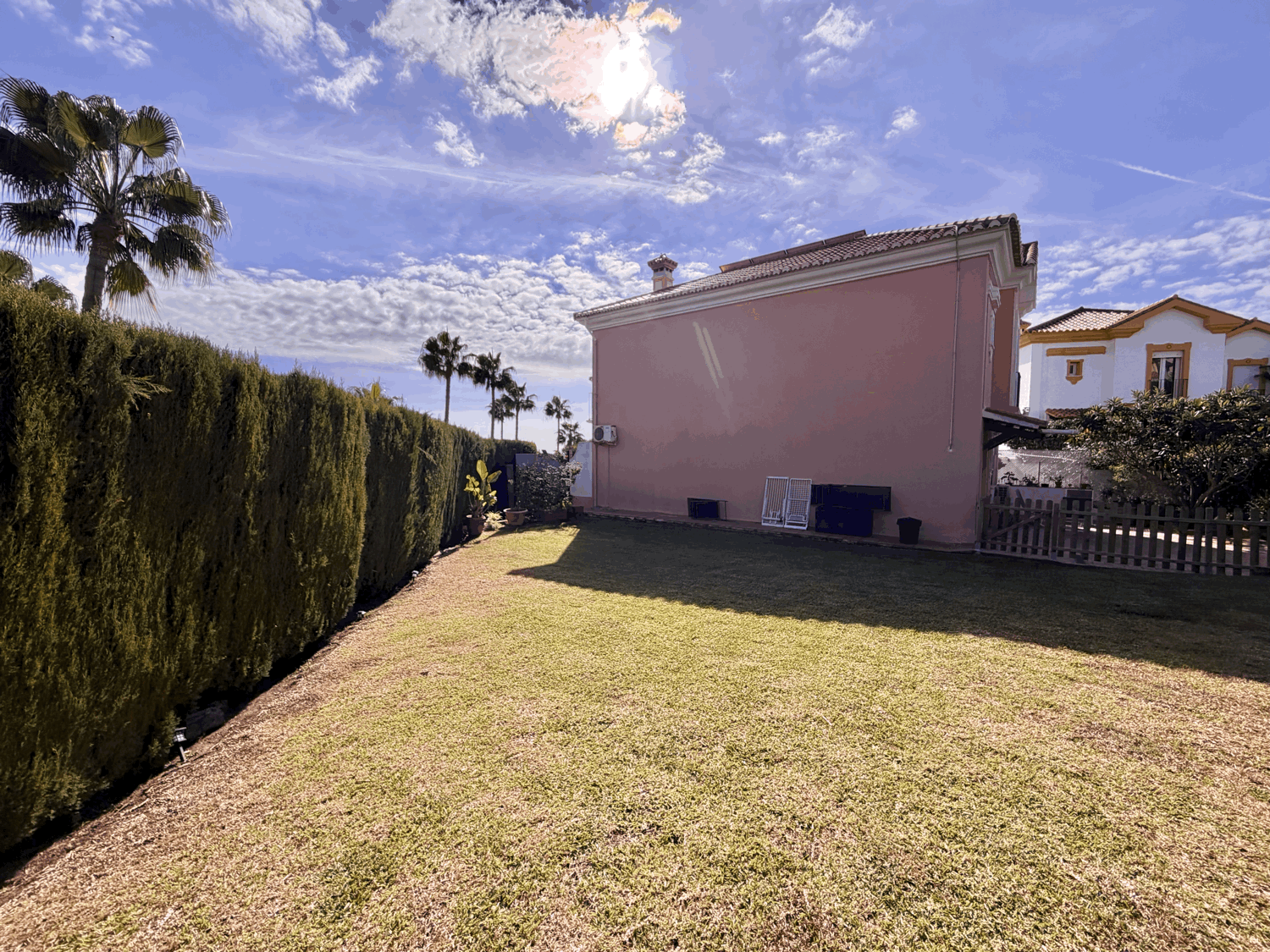 Beautiful semi-detached house with private garden just a few meters from the beach in Alcaidesa
