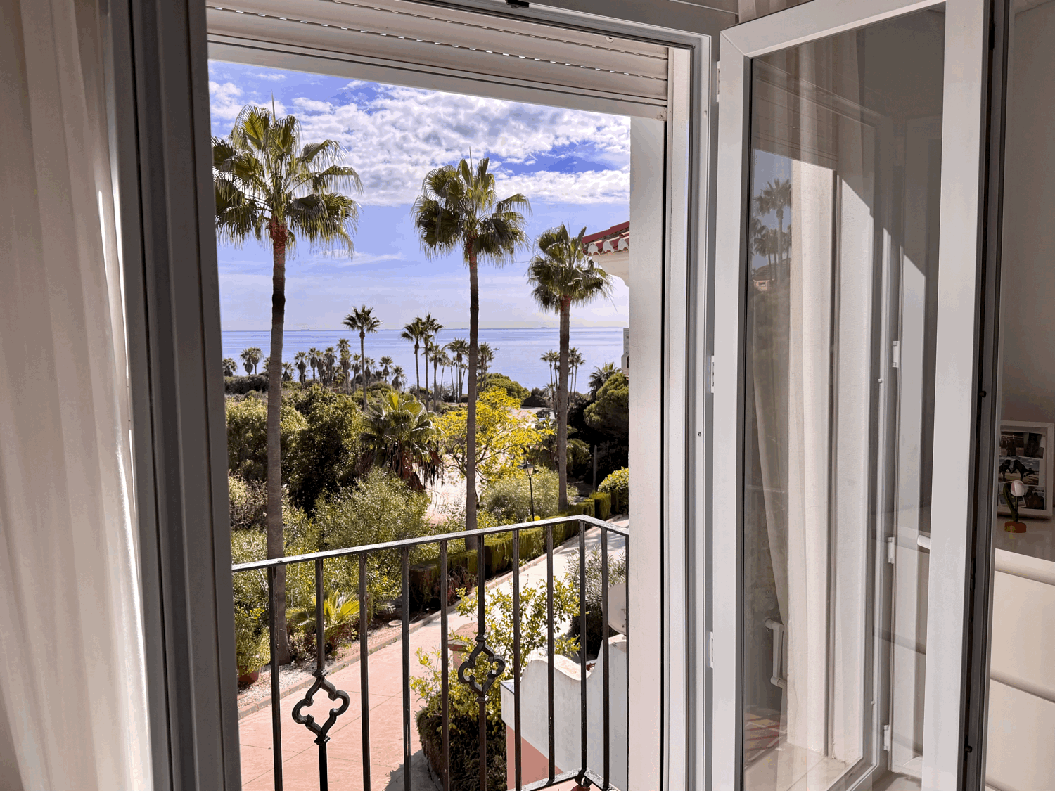 Beautiful semi-detached house with private garden just a few meters from the beach in Alcaidesa