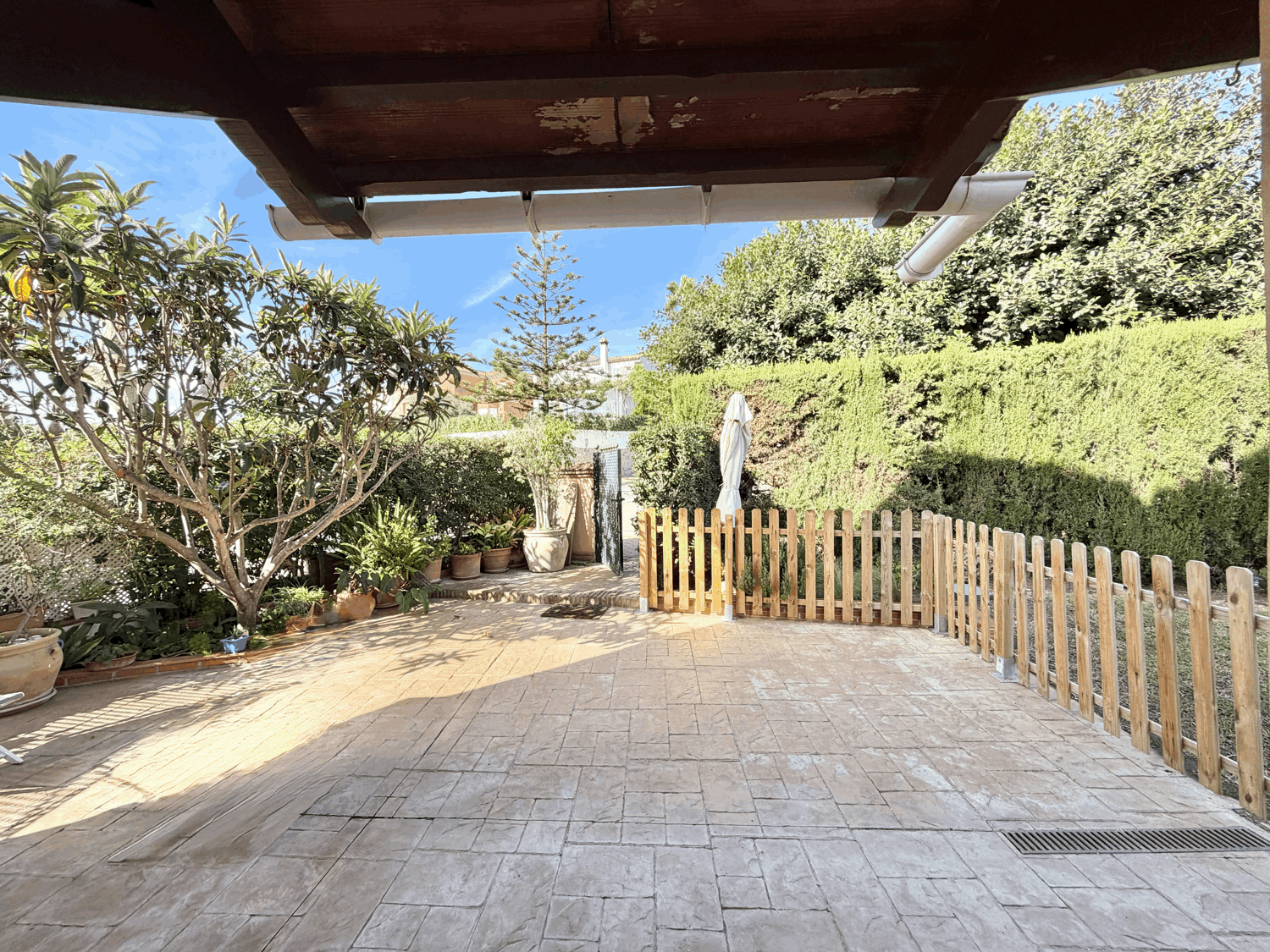 Beautiful semi-detached house with private garden just a few meters from the beach in Alcaidesa