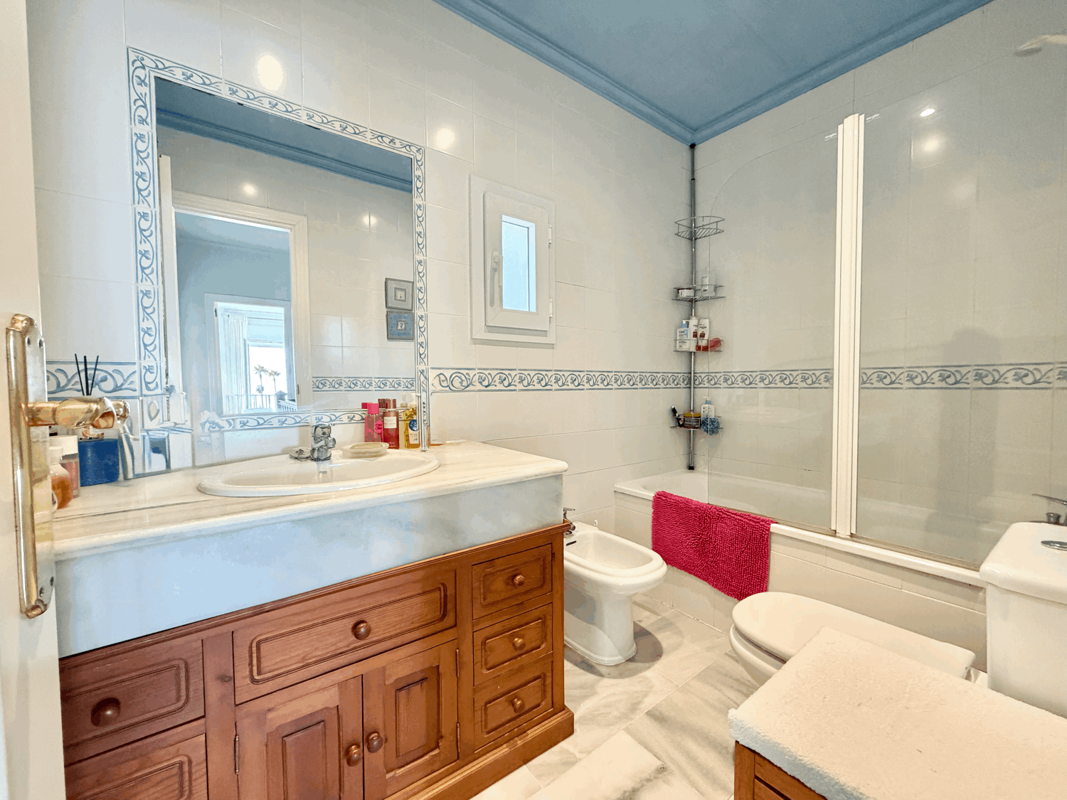 Beautiful semi-detached house with private garden just a few meters from the beach in Alcaidesa