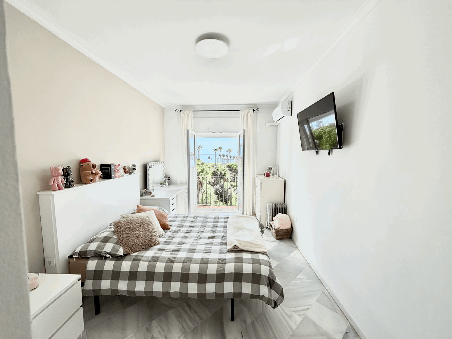 Beautiful semi-detached house with private garden just a few meters from the beach in Alcaidesa