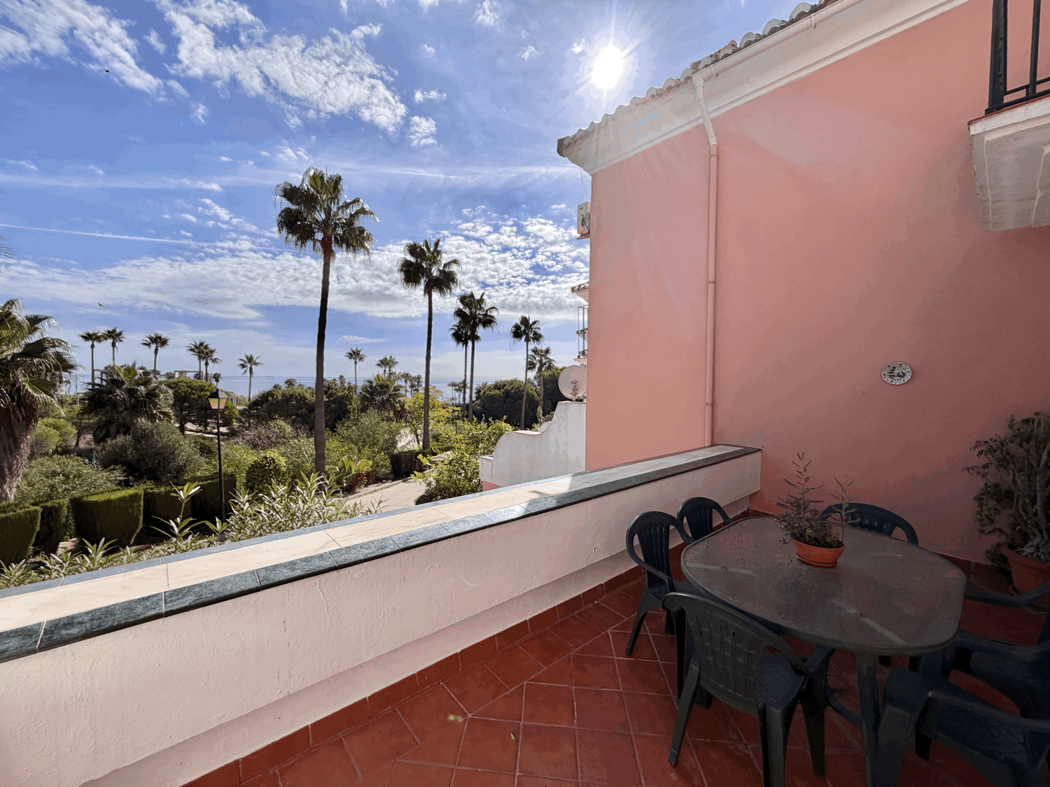 Beautiful semi-detached house with private garden just a few meters from the beach in Alcaidesa