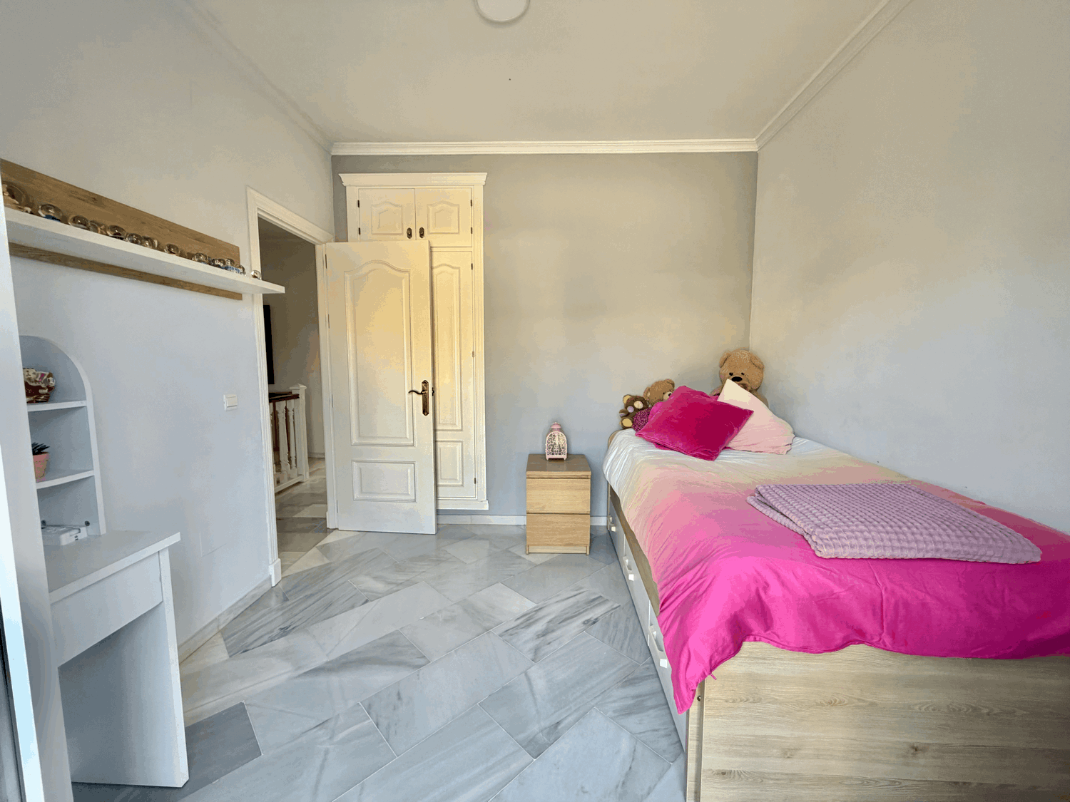 Beautiful semi-detached house with private garden just a few meters from the beach in Alcaidesa