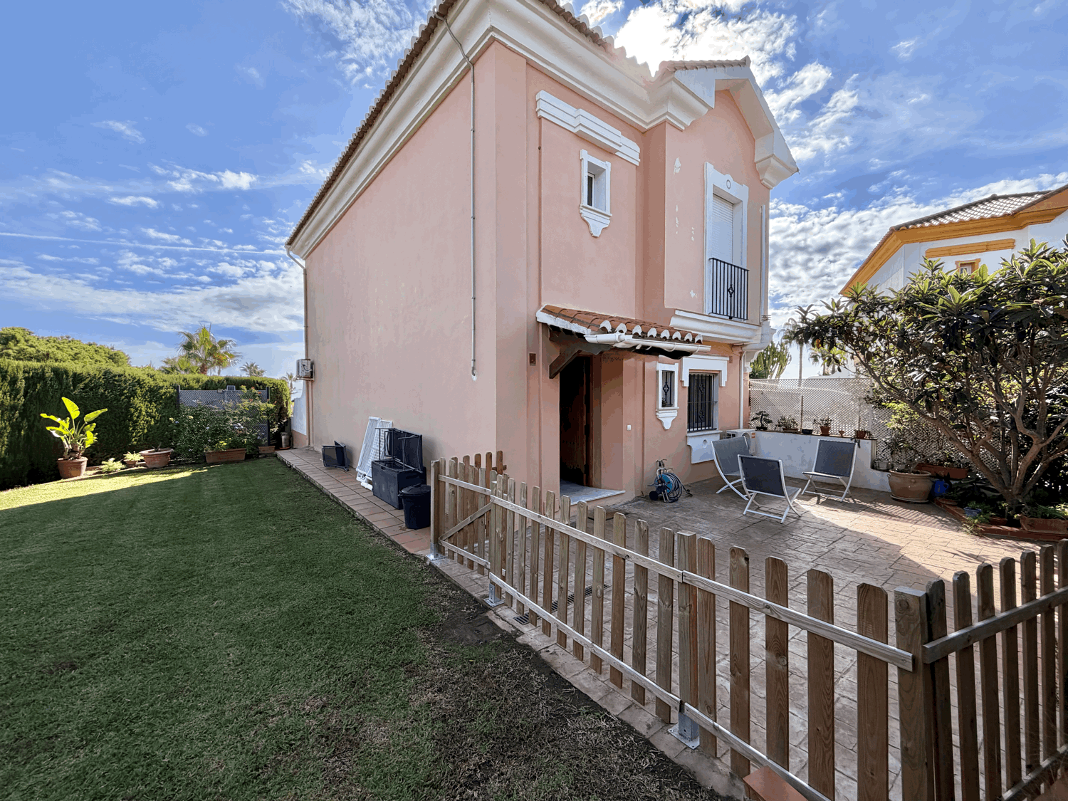 Beautiful semi-detached house with private garden just a few meters from the beach in Alcaidesa