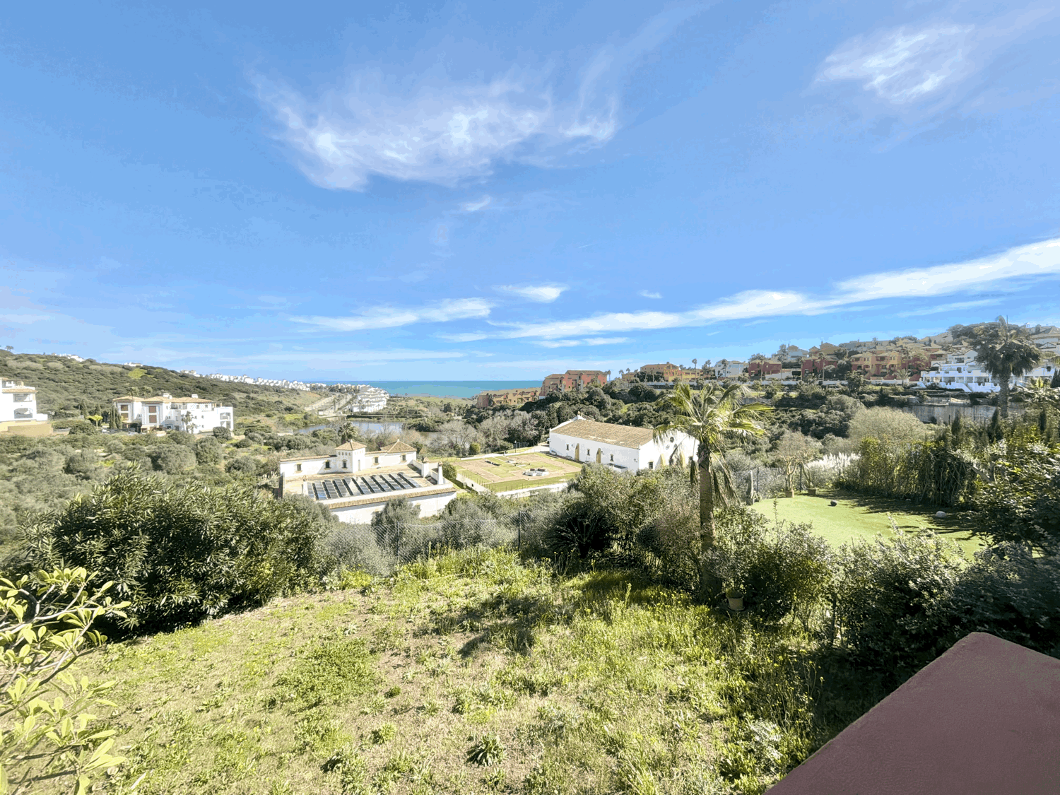 Hermoso piso bajo con jardín con vistas abiertas al mar en Alcaidesa