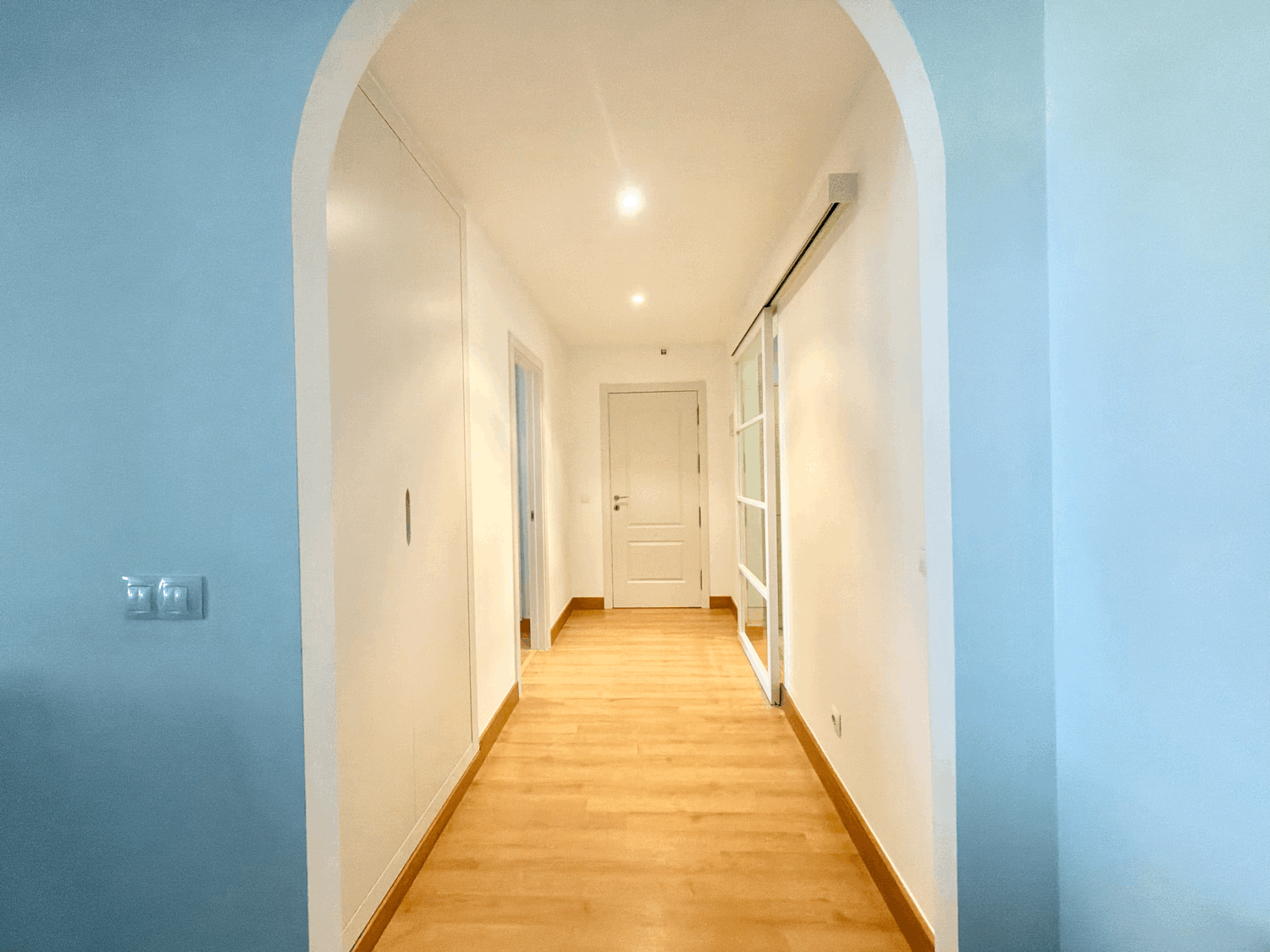 Hermoso piso bajo con jardín con vistas abiertas al mar en Alcaidesa