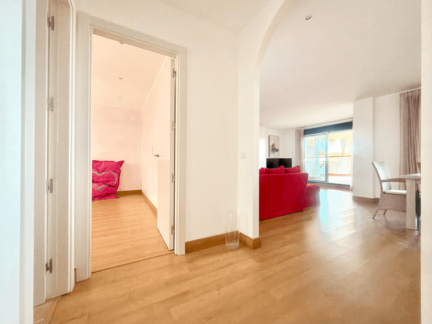 Hermoso piso bajo con jardín con vistas abiertas al mar en Alcaidesa