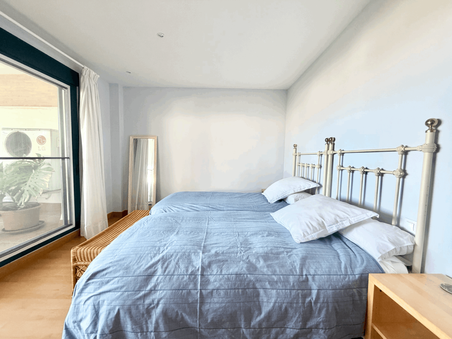 Hermoso piso bajo con jardín con vistas abiertas al mar en Alcaidesa