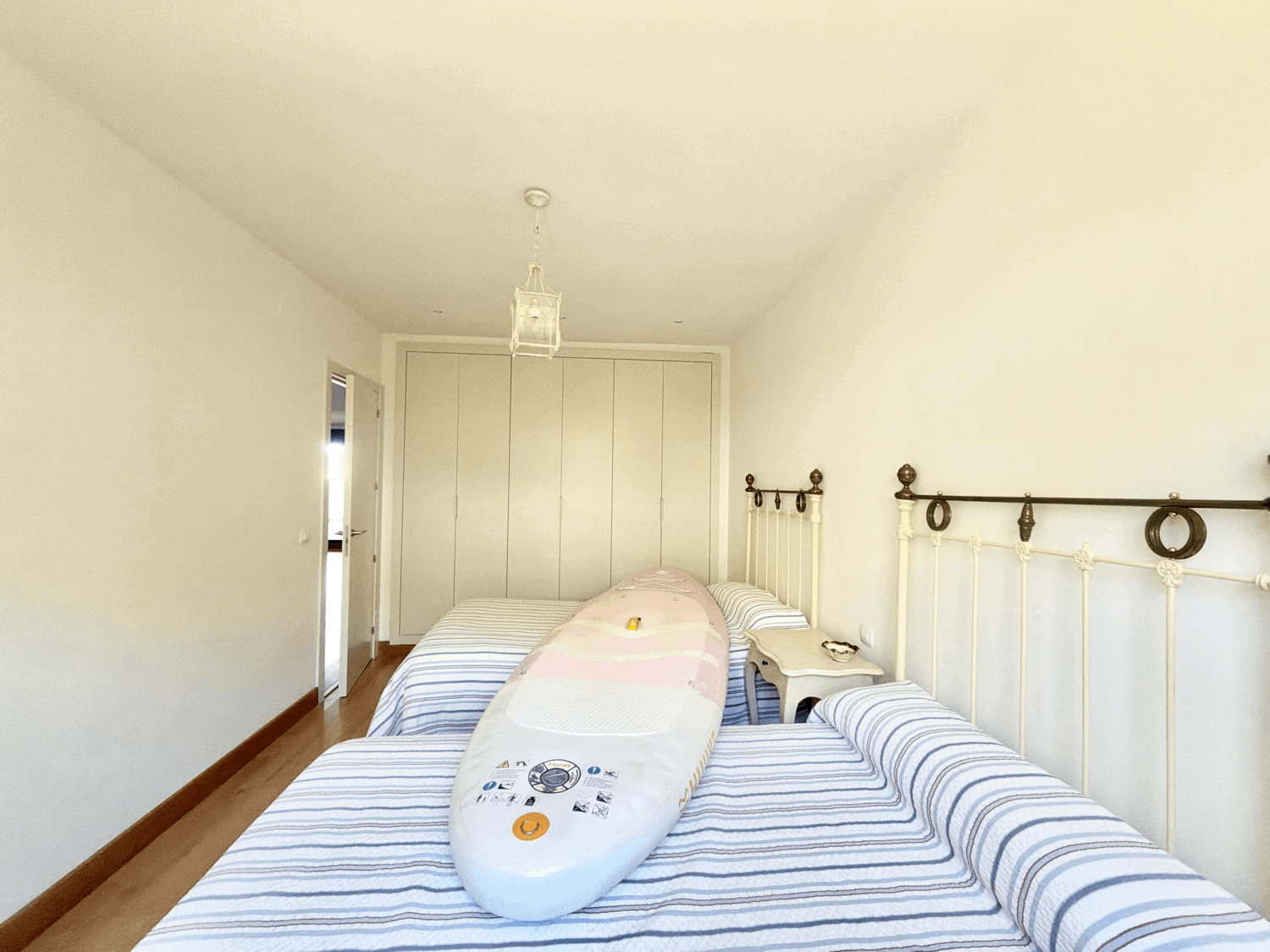 Hermoso piso bajo con jardín con vistas abiertas al mar en Alcaidesa