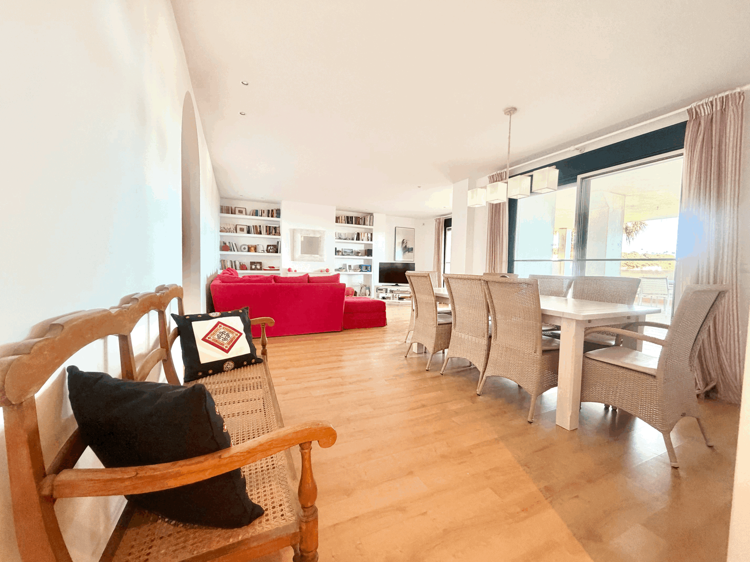 Hermoso piso bajo con jardín con vistas abiertas al mar en Alcaidesa