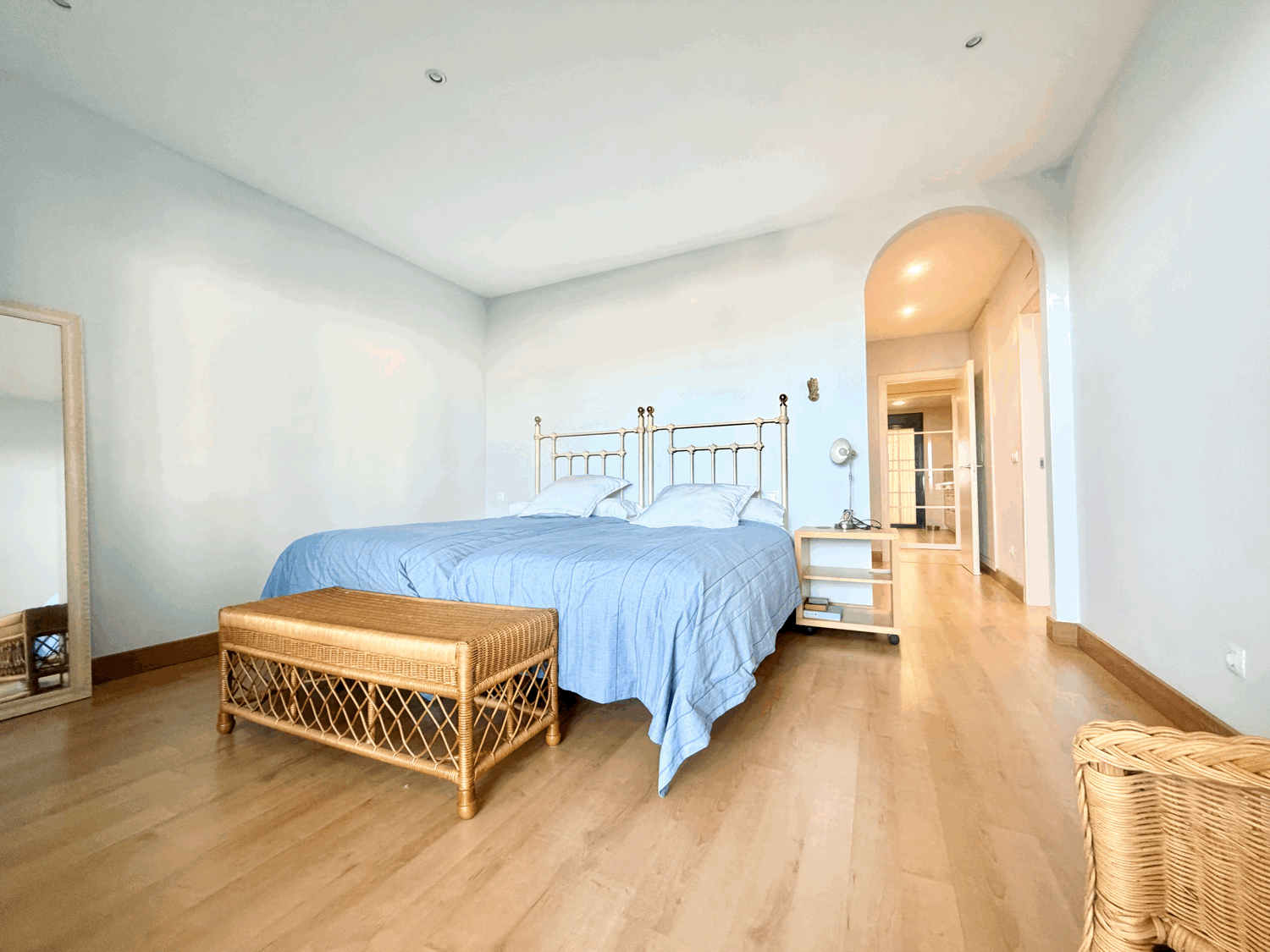 Hermoso piso bajo con jardín con vistas abiertas al mar en Alcaidesa