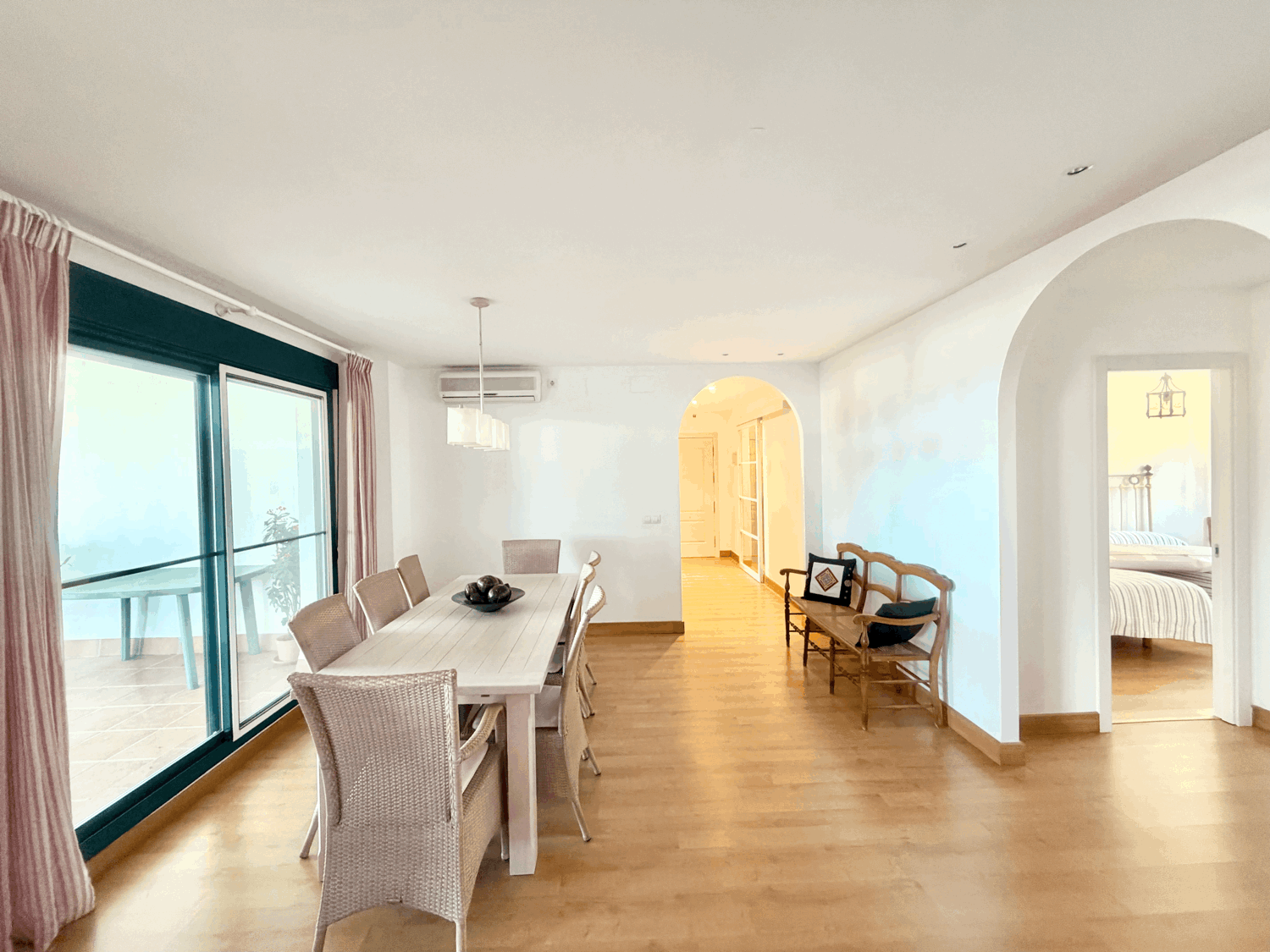 Hermoso piso bajo con jardín con vistas abiertas al mar en Alcaidesa