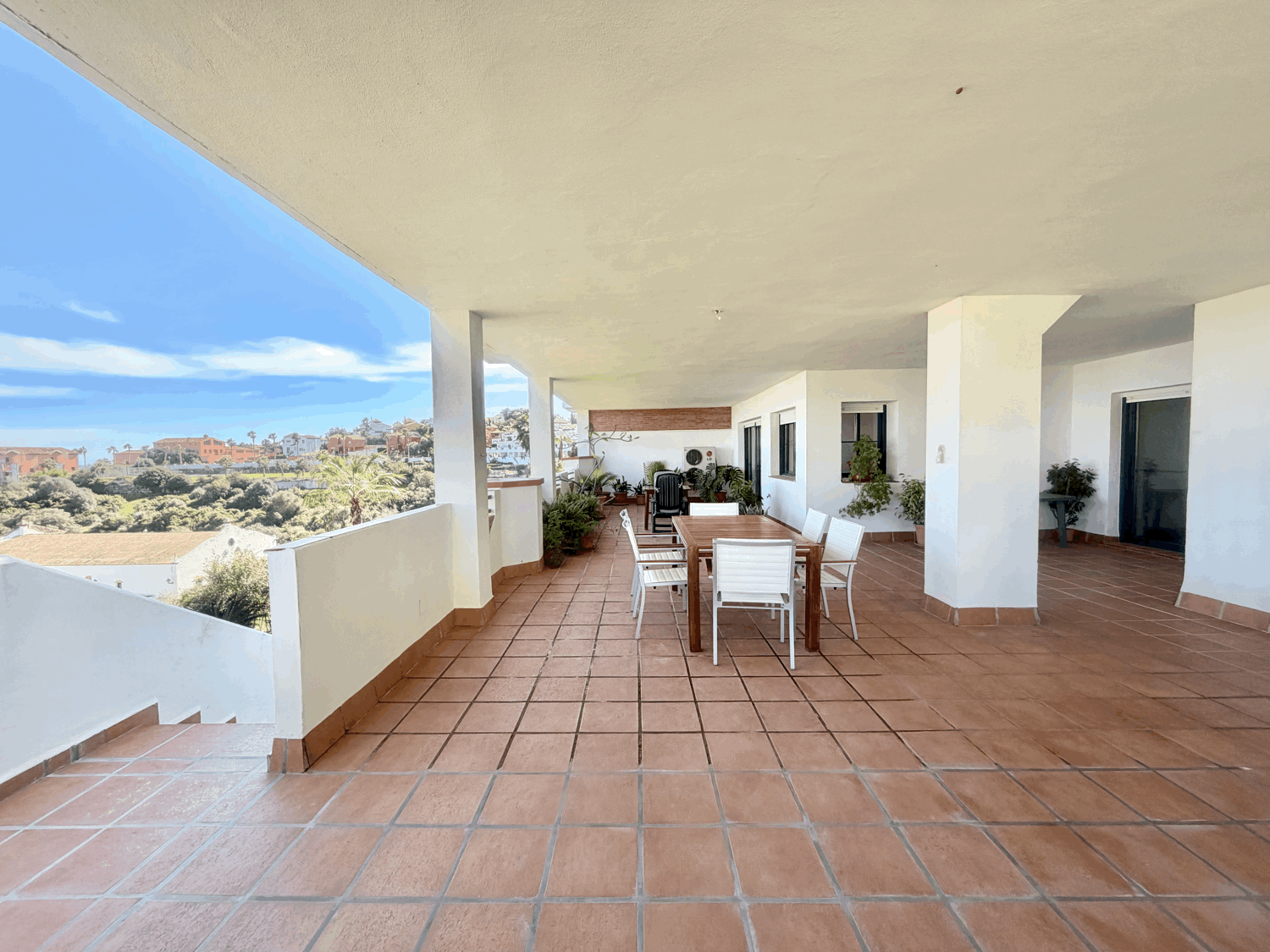 Hermoso piso bajo con jardín con vistas abiertas al mar en Alcaidesa