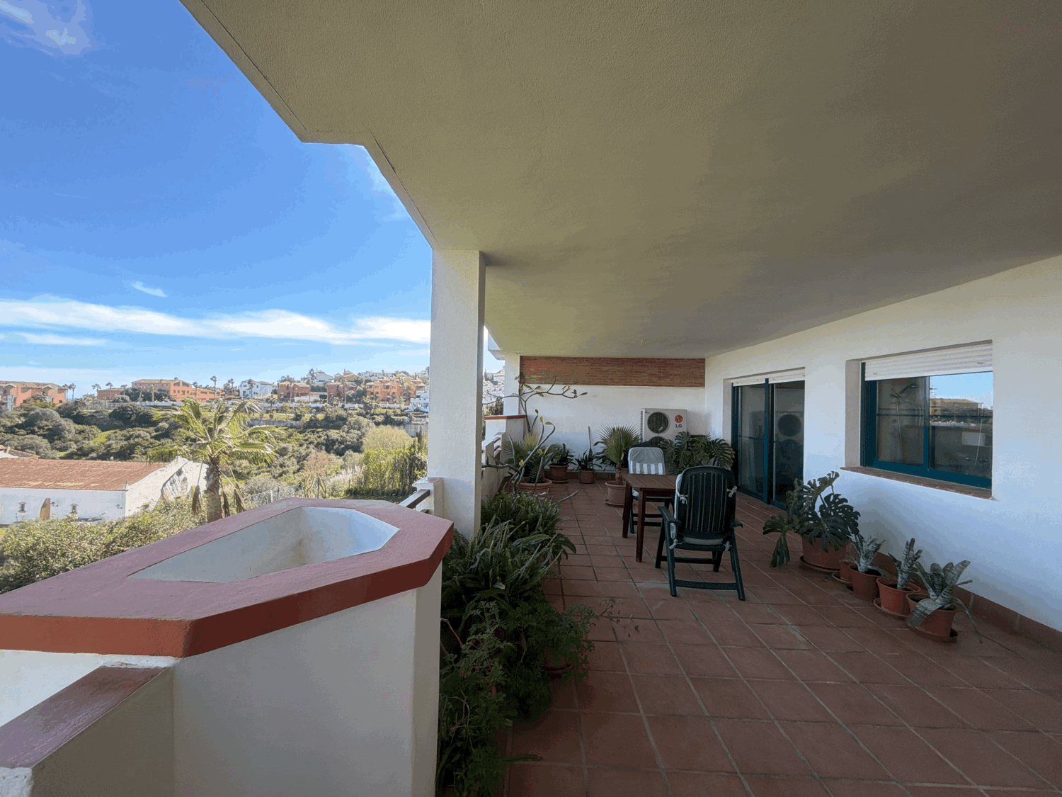 Hermoso piso bajo con jardín con vistas abiertas al mar en Alcaidesa