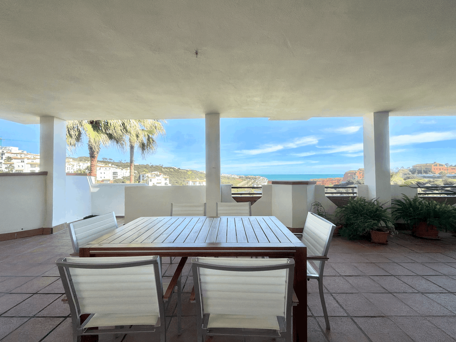 Hermoso piso bajo con jardín con vistas abiertas al mar en Alcaidesa