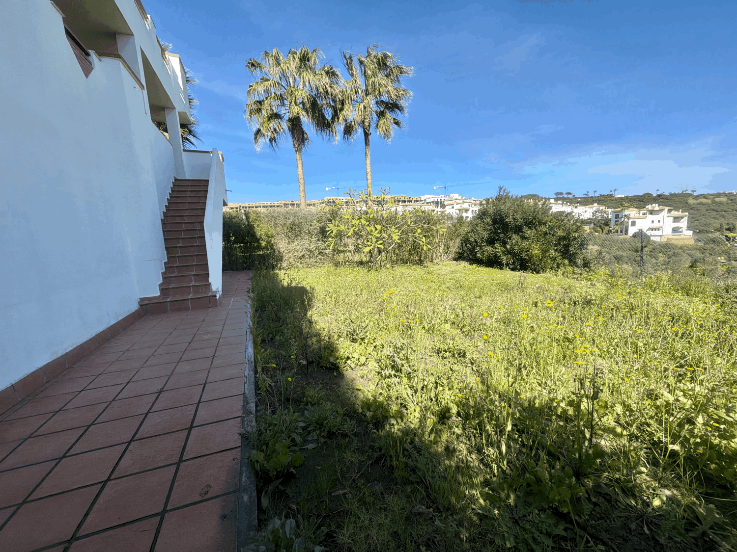 Hermoso piso bajo con jardín con vistas abiertas al mar en Alcaidesa