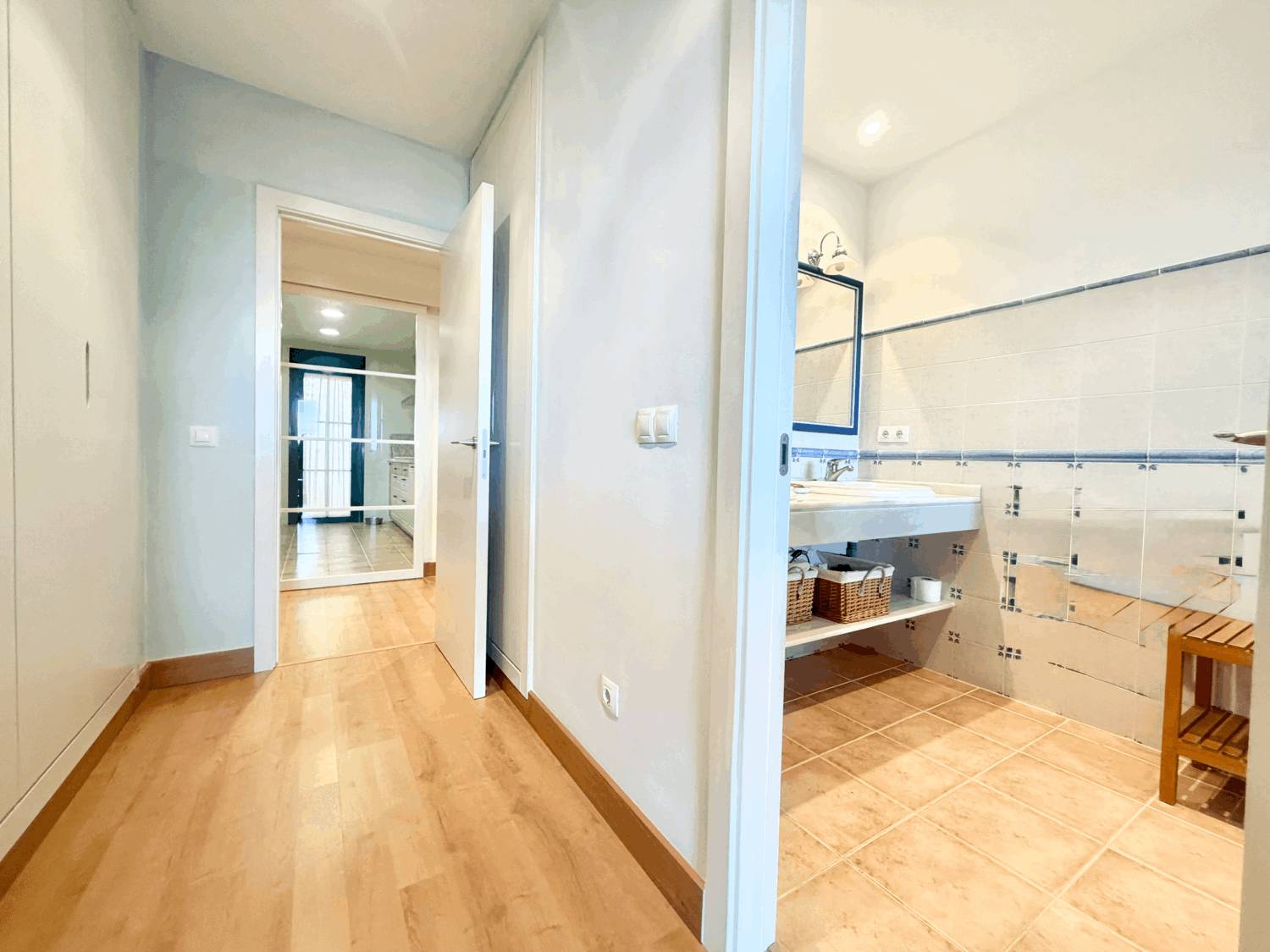 Hermoso piso bajo con jardín con vistas abiertas al mar en Alcaidesa