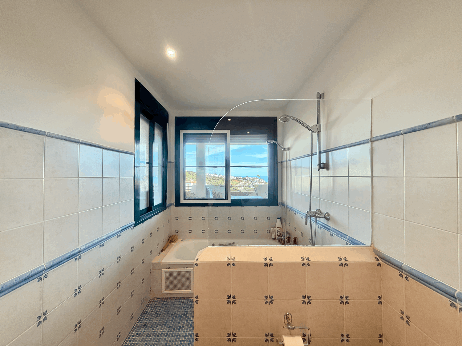 Hermoso piso bajo con jardín con vistas abiertas al mar en Alcaidesa