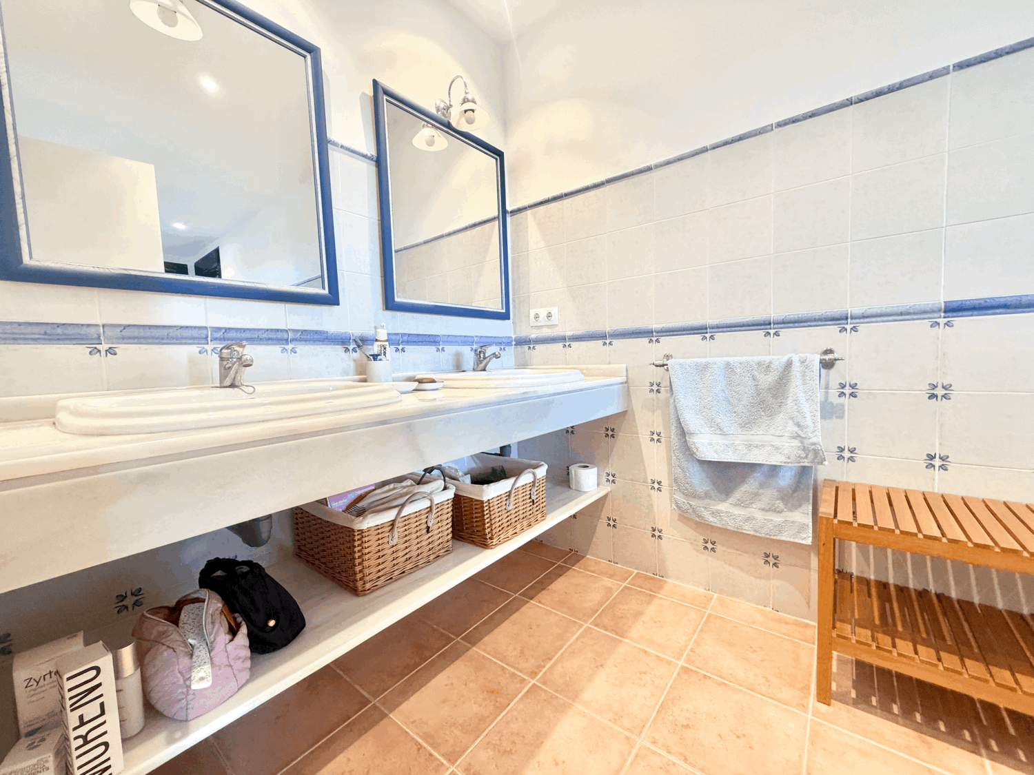 Hermoso piso bajo con jardín con vistas abiertas al mar en Alcaidesa