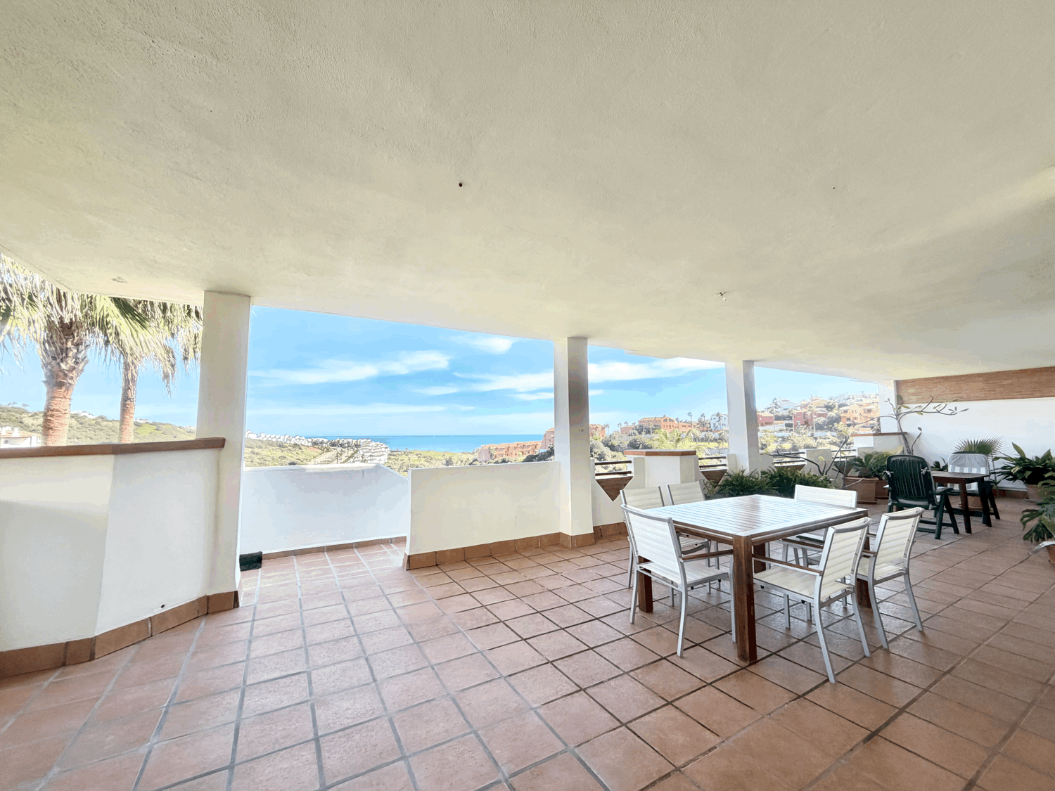 Hermoso piso bajo con jardín con vistas abiertas al mar en Alcaidesa