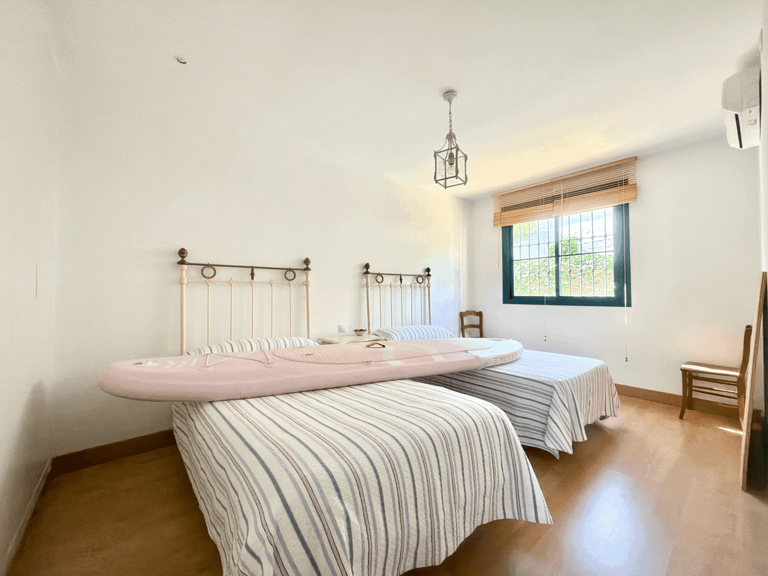 Hermoso piso bajo con jardín con vistas abiertas al mar en Alcaidesa