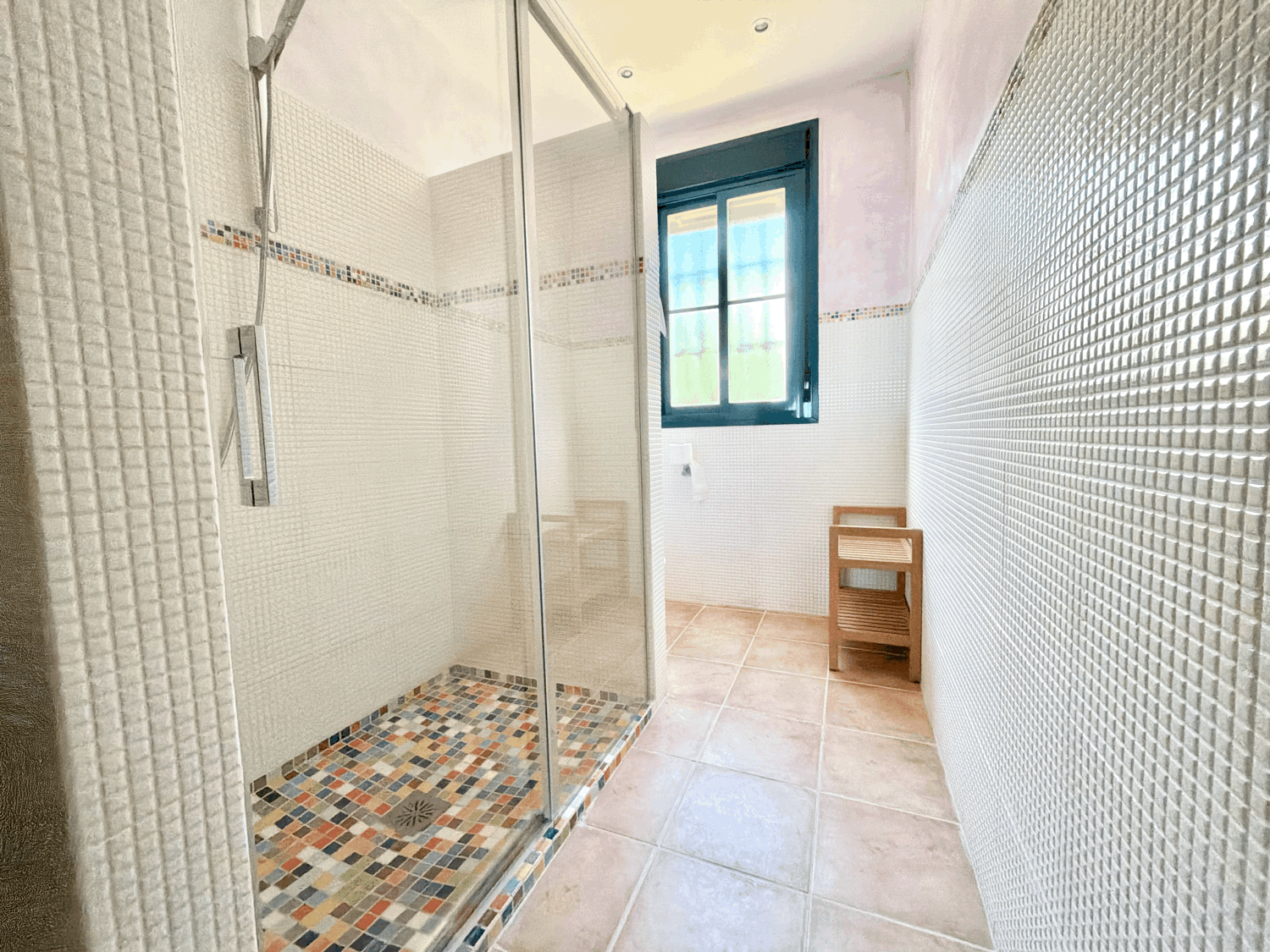 Hermoso piso bajo con jardín con vistas abiertas al mar en Alcaidesa