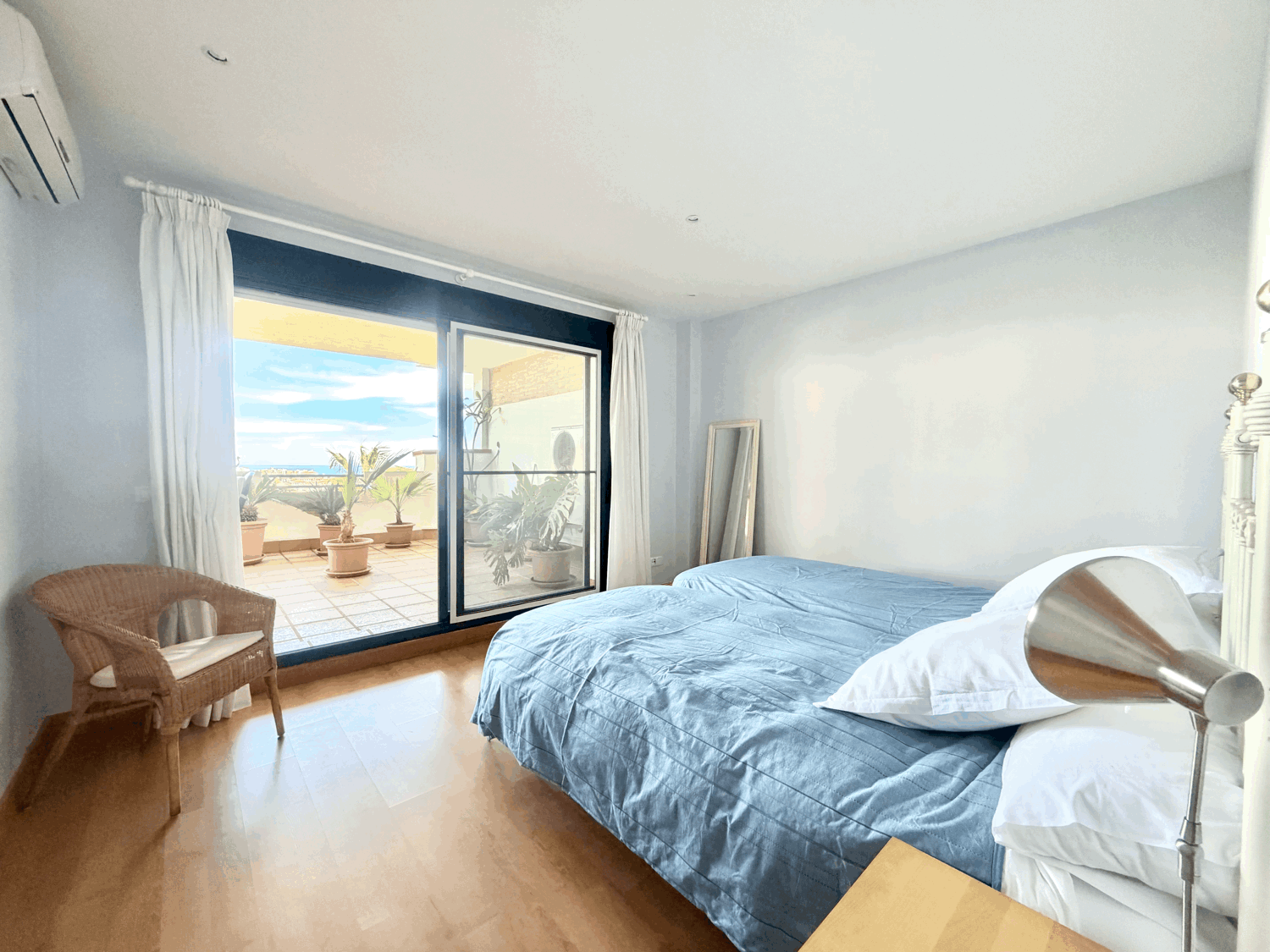 Hermoso piso bajo con jardín con vistas abiertas al mar en Alcaidesa