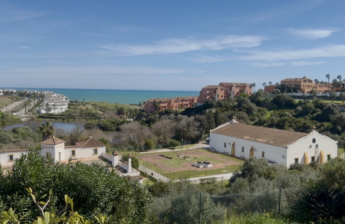 Hermoso piso bajo con jardín con vistas abiertas al mar en Alcaidesa