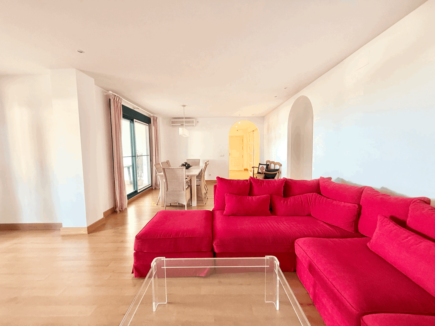 Hermoso piso bajo con jardín con vistas abiertas al mar en Alcaidesa