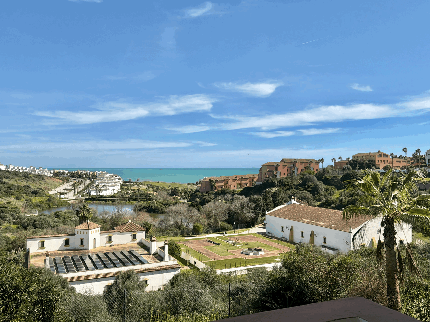 Hermoso piso bajo con jardín con vistas abiertas al mar en Alcaidesa