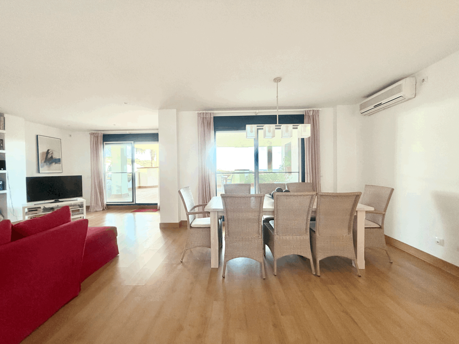 Hermoso piso bajo con jardín con vistas abiertas al mar en Alcaidesa