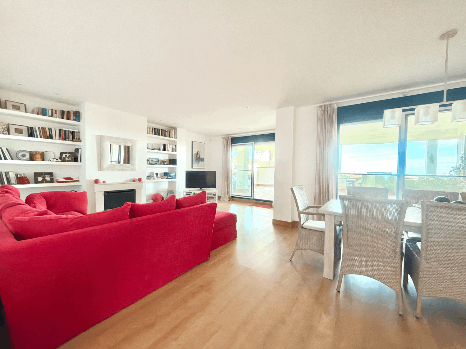 Hermoso piso bajo con jardín con vistas abiertas al mar en Alcaidesa