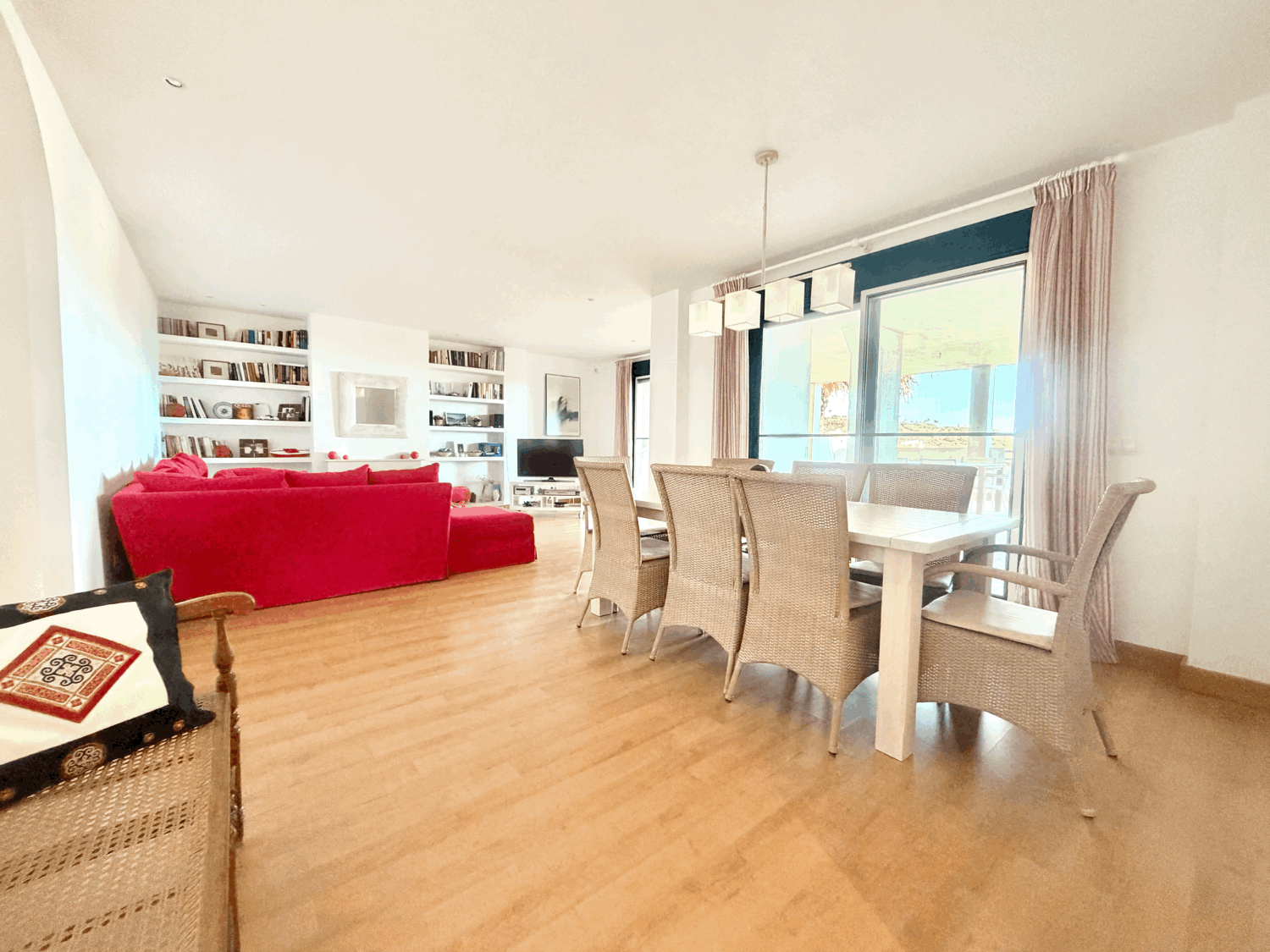 Hermoso piso bajo con jardín con vistas abiertas al mar en Alcaidesa