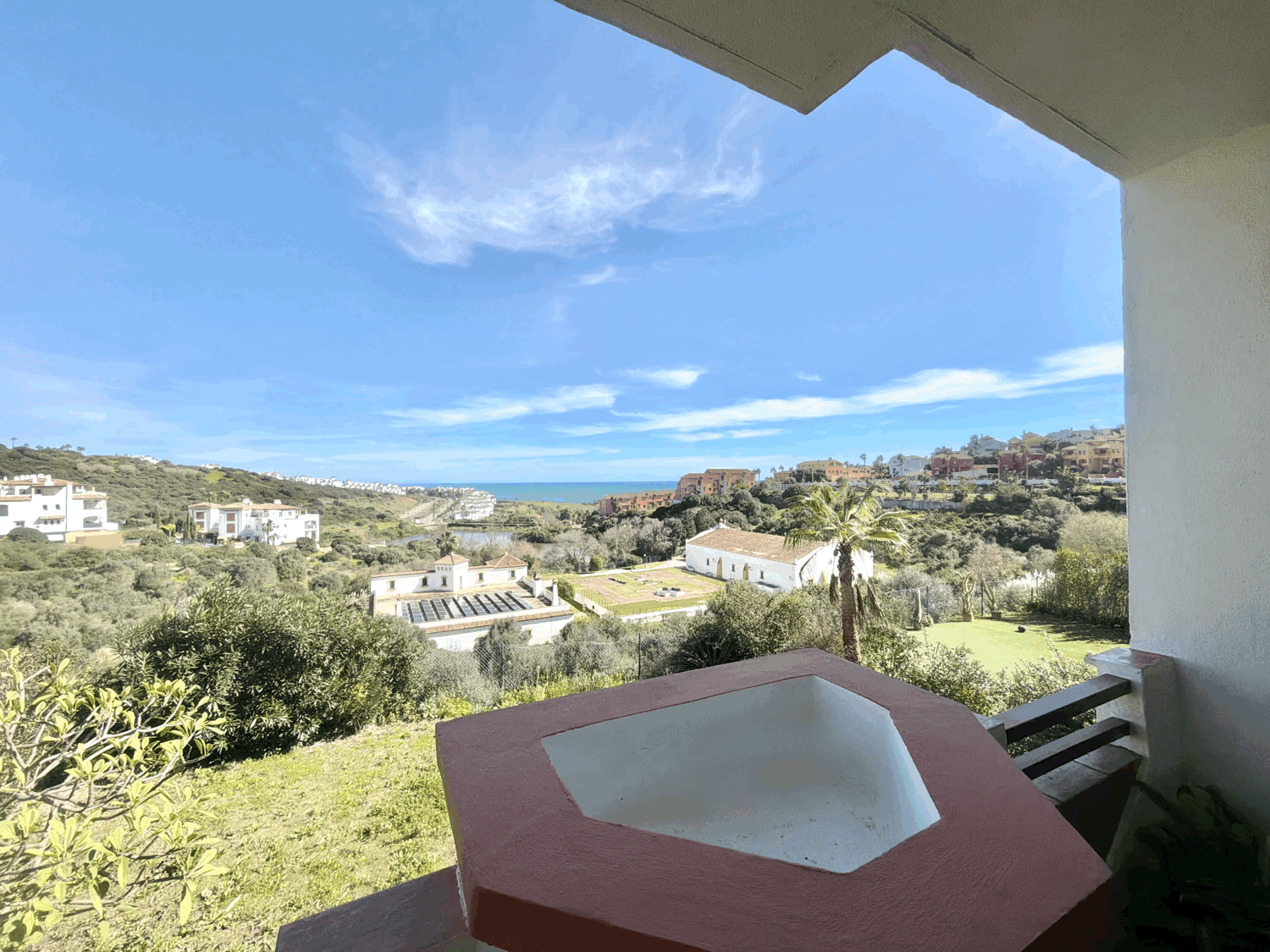 Hermoso piso bajo con jardín con vistas abiertas al mar en Alcaidesa