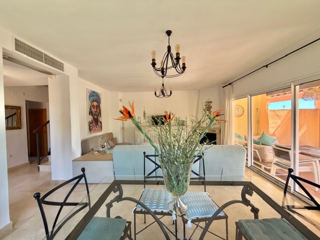Hermosa casa pareada con parcela privada en Alcaidesa
