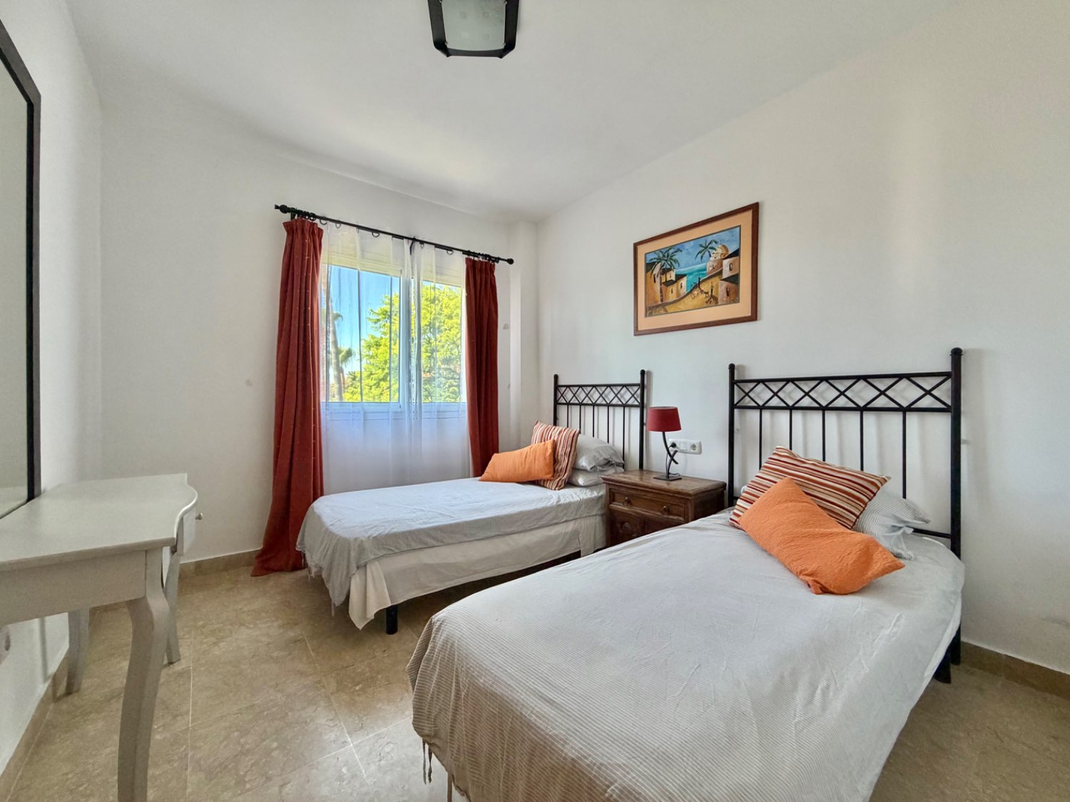Hermosa casa pareada con parcela privada en Alcaidesa