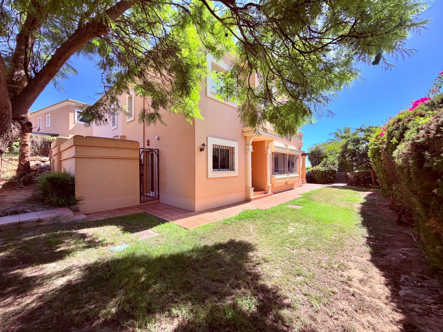 Hermosa casa pareada con parcela privada en Alcaidesa