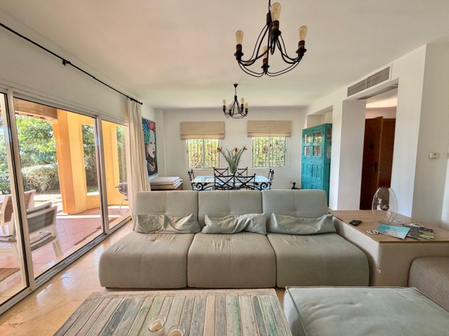 Hermosa casa pareada con parcela privada en Alcaidesa