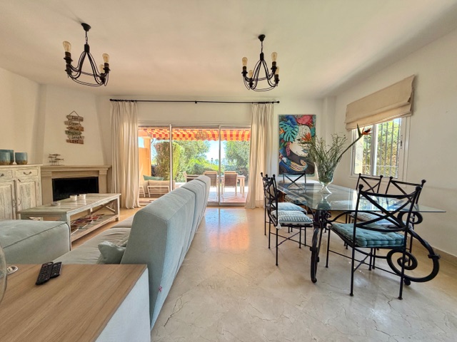 Hermosa casa pareada con parcela privada en Alcaidesa